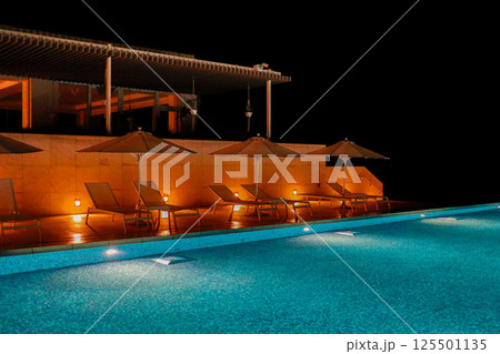 南国宮古島のリゾートホテル　イラフSUIラグジュアリーコレクション　夜のライトアップされたプール 125501135