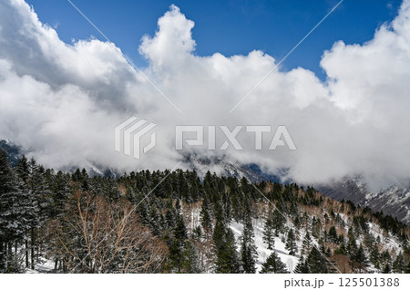 岐阜県高山の穂高連峰 岐阜県高山の穂高連峰 125501388