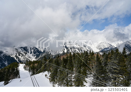 岐阜県高山の穂高連峰 125501401