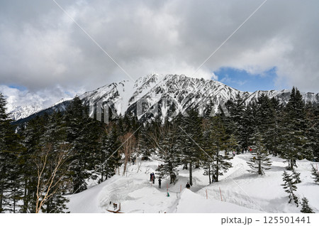 岐阜県高山の穂高連峰 岐阜県高山の穂高連峰 125501441