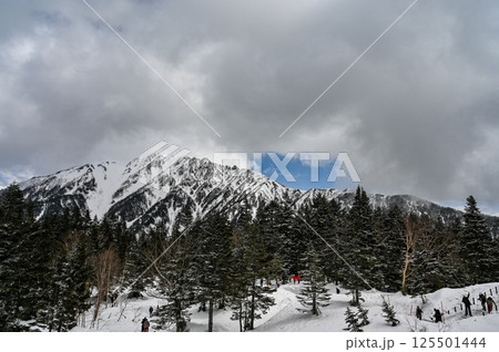 岐阜県高山の穂高連峰 125501444