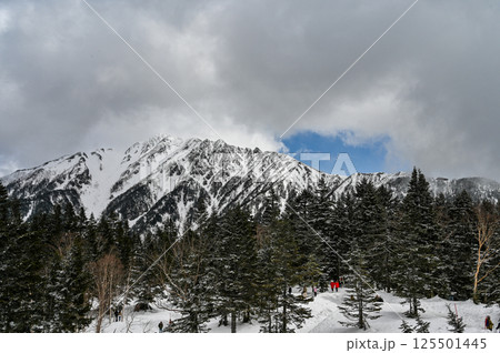 岐阜県高山の穂高連峰 125501445