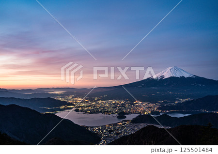 山梨県新道峠からの河口湖と富士山 山梨県新道峠からの河口湖と富士山 125501484