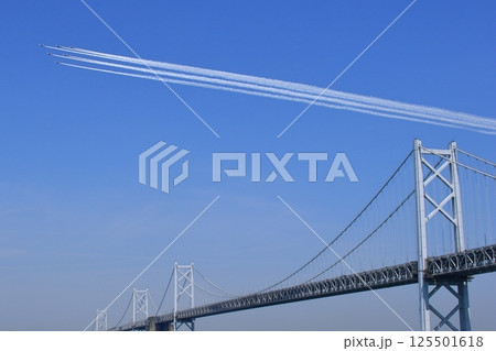 瀬戸大橋の上を通過するブルーインパルス 125501618