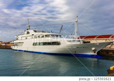 宮古島で海上も海中の眺めも同時に楽しめるベイクルーズ船の停泊 125501621