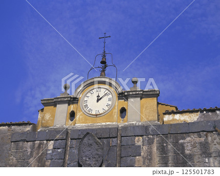 イタリア ブラッチャーノ湖畔 アングイッラーラ旧市街入口門の時計 125501783