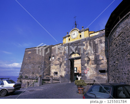 イタリア ブラッチャーノ湖畔 アングイッラーラ旧市街への入口門 125501784