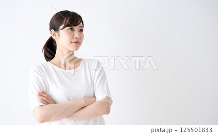 《AI画像》腕を組んで考え事をする若い女性 125501833