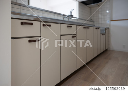 入居前の賃貸アパートのキッチン 125502089