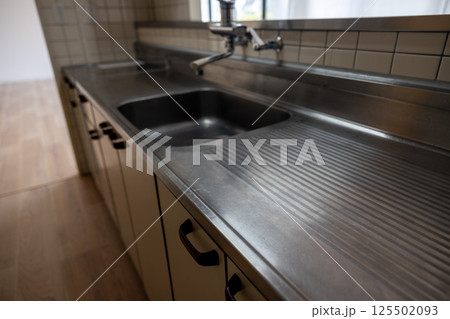 入居前の賃貸アパートのキッチン 125502093