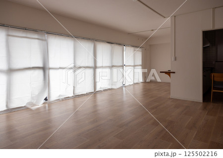 引っ越し前の賃貸マンションのリビングルーム 125502216