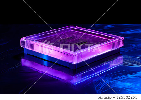 ネオンライトに照らされた回路基板上の最新CPUマイクロチップのクローズアップ 125502255