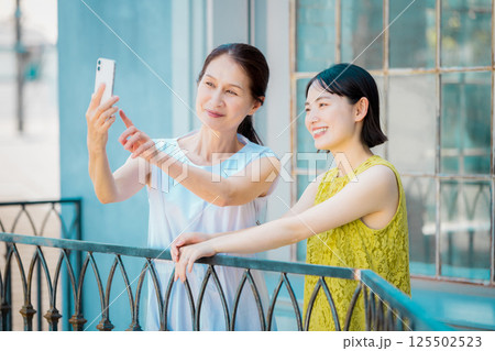 母娘で女子旅 リゾート観光イメージ 母娘で女子旅 リゾート観光イメージ 125502523