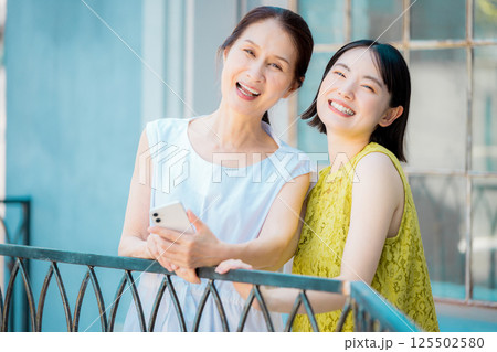 母娘で女子旅　リゾート観光イメージ 125502580
