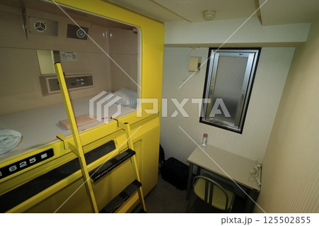 格安ホテルのカプセルベッド 125502855