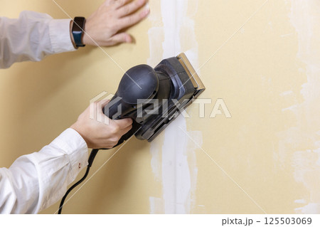 クロス下地のヤスリ掛け 125503069