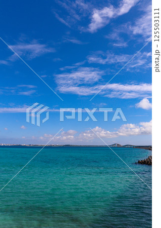 宮古島と伊良部島を結ぶ伊良部大橋と宮古ブルーの海 宮古島と伊良部島を結ぶ伊良部大橋と宮古ブルーの海 125503111