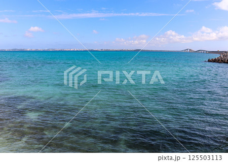 宮古島と伊良部島を結ぶ伊良部大橋と宮古ブルーの海 125503113
