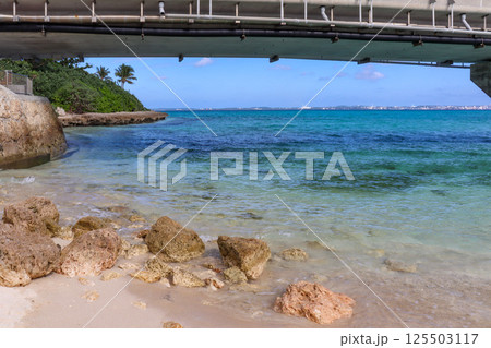 宮古島と伊良部島を結ぶ伊良部大橋と宮古ブルーの海 125503117