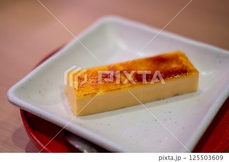 Catalana ice brulee, or a custard topped with a layer of caramelized sugar, similar to the French Creme Brulee 125503609