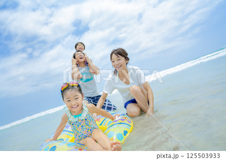 夏の海で遊ぶ4人家族 125503933