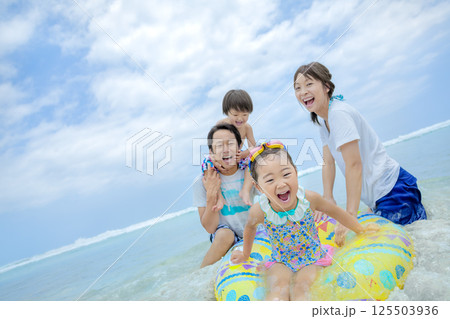 夏の海で遊ぶ4人家族 125503936