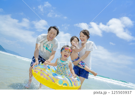夏の海で遊ぶ4人家族 夏の海で遊ぶ4人家族 125503937