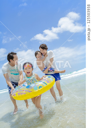 夏の海で遊ぶ4人家族 125503938