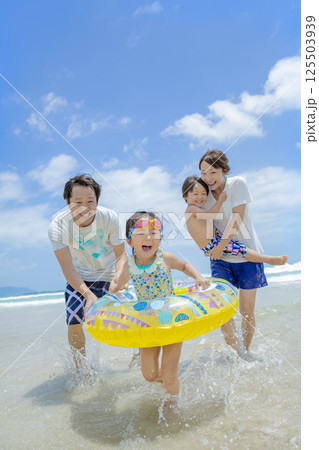 夏の海で遊ぶ4人家族 125503939