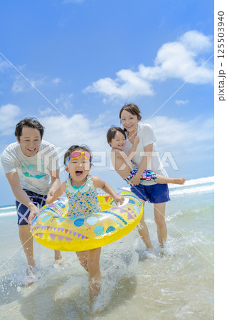 夏の海で遊ぶ4人家族 125503940