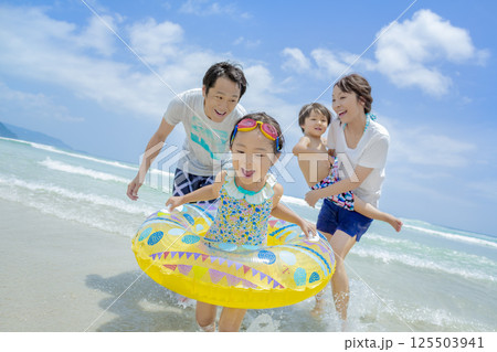 夏の海で遊ぶ4人家族 125503941