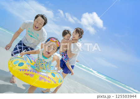 夏の海で遊ぶ4人家族 夏の海で遊ぶ4人家族 125503944