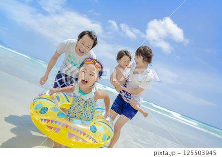 夏の海で遊ぶ4人家族 125503945