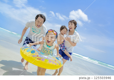 夏の海で遊ぶ4人家族 夏の海で遊ぶ4人家族 125503946
