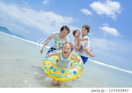 夏の海で遊ぶ4人家族 夏の海で遊ぶ4人家族 125503947