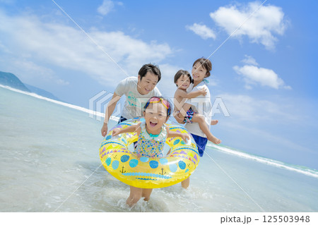 夏の海で遊ぶ4人家族 125503948