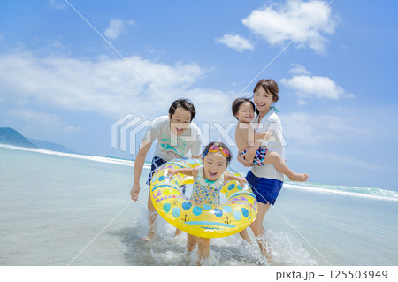 夏の海で遊ぶ4人家族 夏の海で遊ぶ4人家族 125503949
