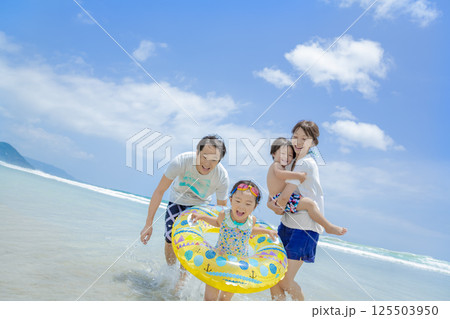 夏の海で遊ぶ4人家族 125503950
