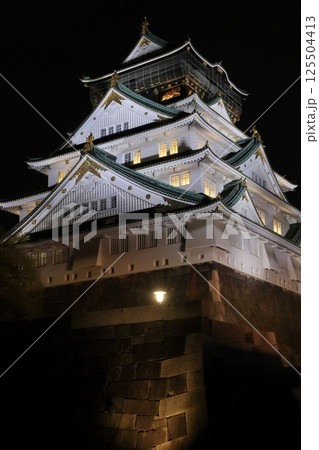 ライトアップされた大坂城　大坂城の夜景 125504413