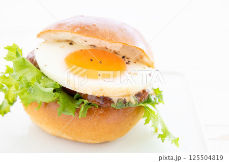 おいしいテリヤキエッグバーガー 125504819