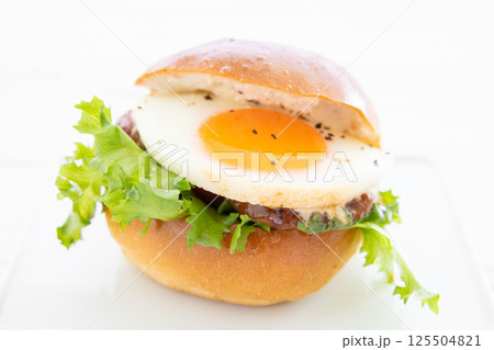 おいしいテリヤキエッグバーガー 125504821