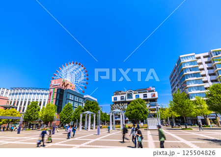 日本の横浜都市景観 センター北駅前、都築阪急の観覧車などを望む 125504826