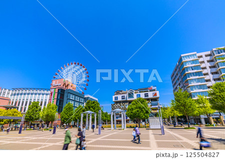 日本の横浜都市景観 センター北駅前、都築阪急の観覧車などを望む 125504827