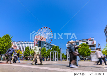 日本の横浜都市景観 センター北駅前、都築阪急の観覧車などを望む 125504831