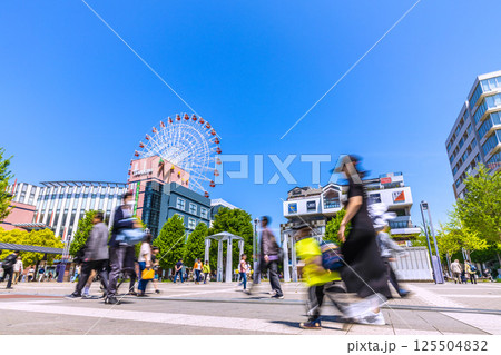 日本の横浜都市景観 センター北駅前、都築阪急の観覧車などを望む 125504832