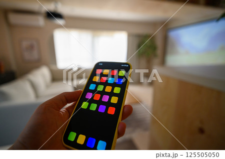スマホを持つ男性 スマホを持つ男性 125505050