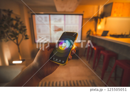 スマホを持つ男性 125505051