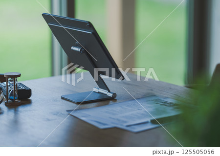 タブレットの置かれたデスク 125505056