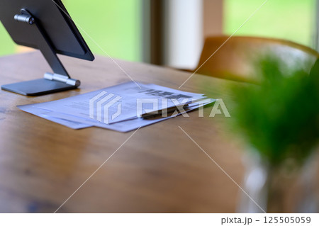 タブレットの置かれたデスク タブレットの置かれたデスク 125505059