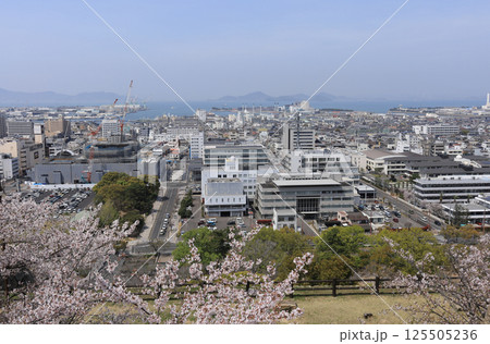 春、サクラ満開の丸亀城の本丸から眺める丸亀市街風景 125505236